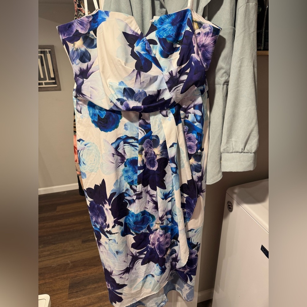 City chic floral strapless dress